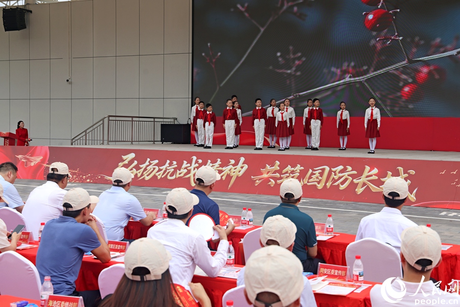 開(kāi)場(chǎng)節(jié)目《少年中國(guó)說(shuō)》詩(shī)朗誦。人民網(wǎng)記者 陳博攝