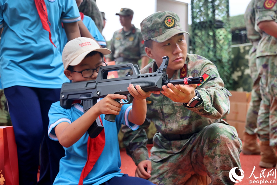 小學(xué)生體驗(yàn)?zāi)M射擊。人民網(wǎng)記者 陳博攝