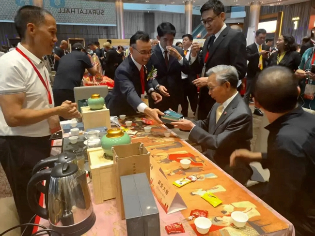 陳兩固向外國(guó)友人演示安溪鐵觀音傳統(tǒng)沖泡技藝