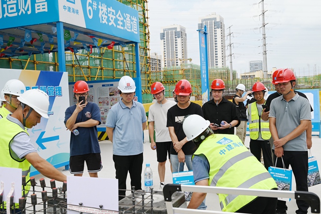 觀摩活動現(xiàn)場。