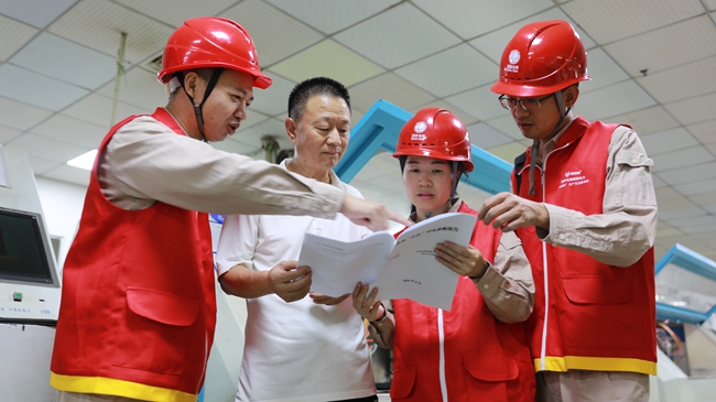 該服務(wù)隊(duì)在武平高新區(qū)巖前工業(yè)園區(qū)為企業(yè)提供用能服務(wù)。李玲攝