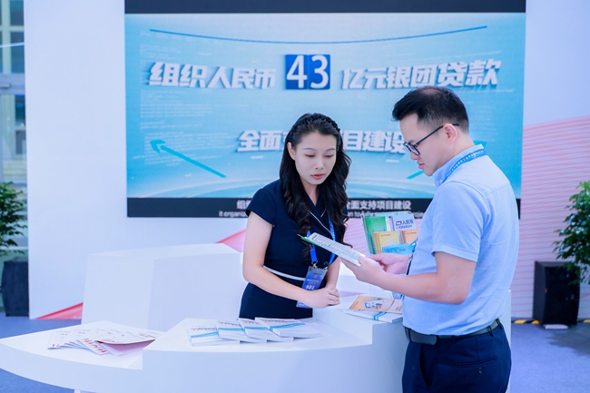 工作人員在現(xiàn)場(chǎng)展示發(fā)放宣傳材料。