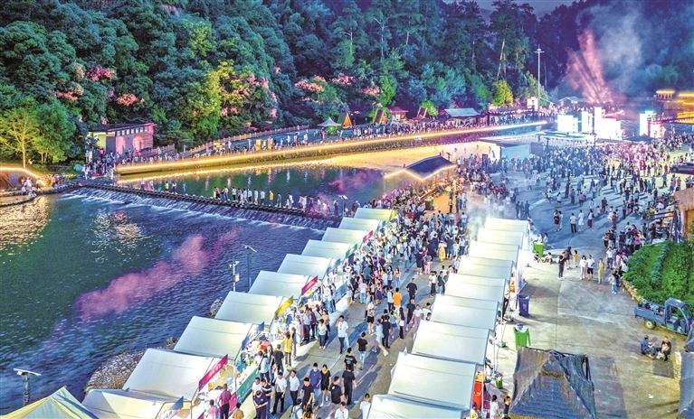 周寧溪口村著力發(fā)展“避暑經(jīng)濟”，引來眾多游客。葉曉暉攝