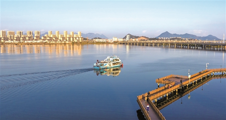 “東湖之星”電動船游弋東湖，串聯(lián)城市景觀與生態(tài)風光，為游客打造綠色親水的文旅體驗。