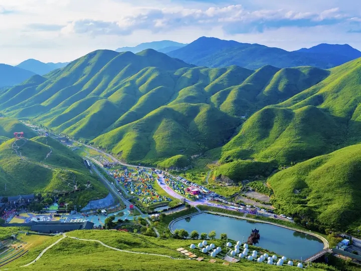 柘榮鴛鴦草場以連綿草甸為幕，露營、游樂業(yè)態(tài)點綴其間，繪就生態(tài)與休閑交融的文旅新畫卷。游何斌攝