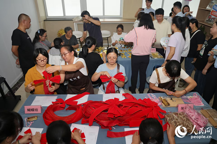 居民參與靈活就業(yè)手工項目體驗。人民網(wǎng)記者 陳博攝
