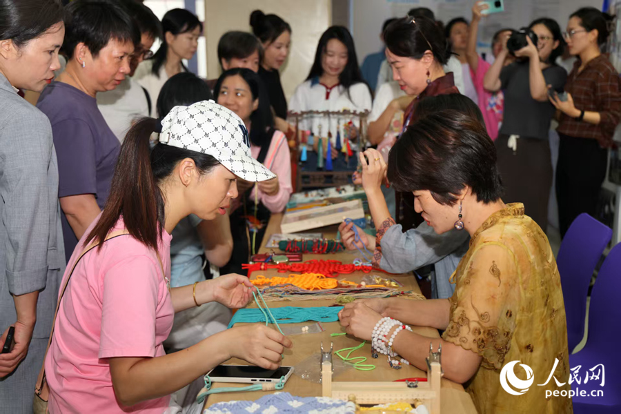居民體驗非遺傳統(tǒng)吉祥繩結技藝項目。人民網(wǎng)記者 陳博攝