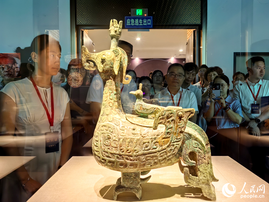 市民游客在觀賞海外回流文物。人民網(wǎng) 蘇海森攝
