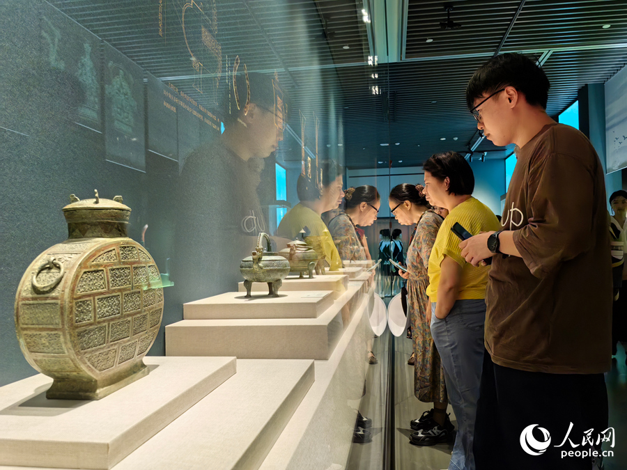 市民游客在觀賞海外回流文物。人民網(wǎng) 蘇海森攝