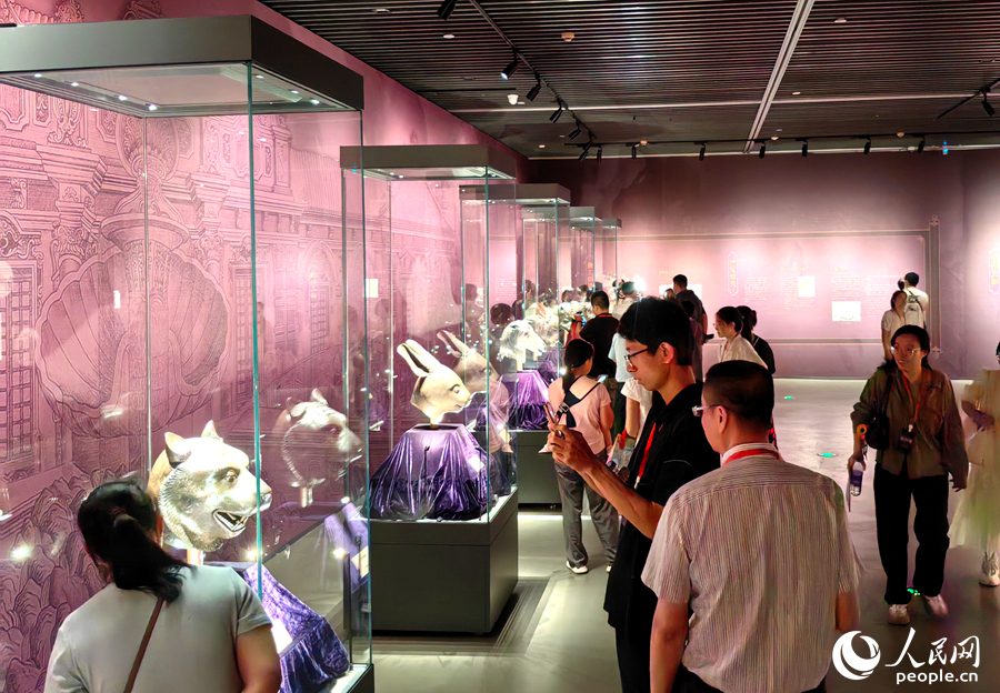 圓明園獸首展廳吸引許多市民游客前來觀展。人民網(wǎng) 蘇海森攝