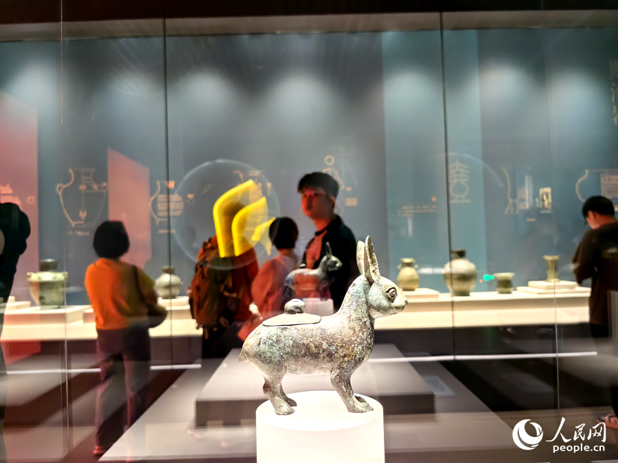 市民游客在觀賞海外回流文物。人民網(wǎng) 蘇海森攝