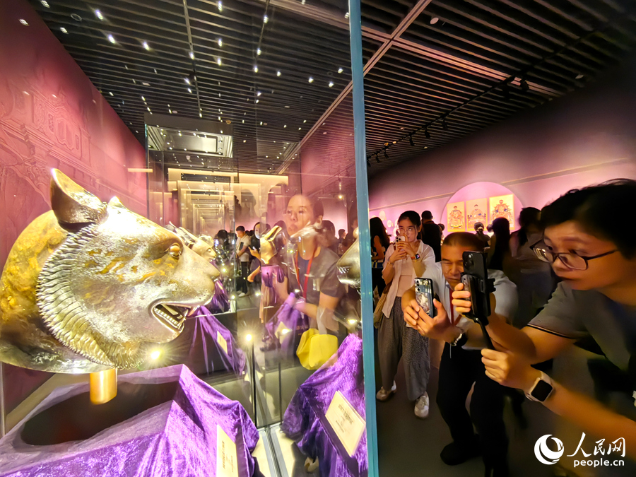 圓明園獸首展廳吸引許多市民游客前來觀展。人民網(wǎng) 蘇海森攝