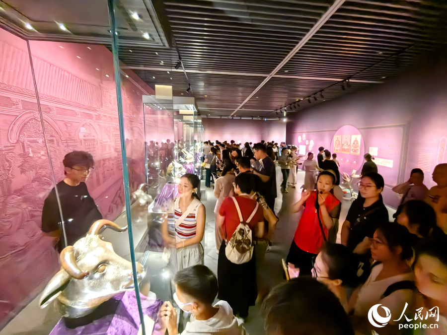 圓明園獸首展廳吸引許多市民游客前來觀展。人民網(wǎng) 蘇海森攝