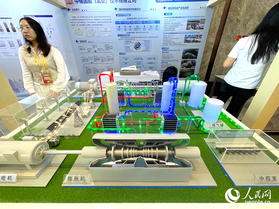儲(chǔ)能大會(huì)展示區(qū)一角。人民網(wǎng)記者 陳藍(lán)燕攝