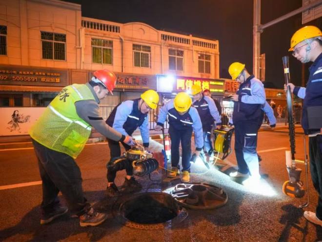 應(yīng)急搶修作業(yè)。廈門市政環(huán)科排水公司供圖