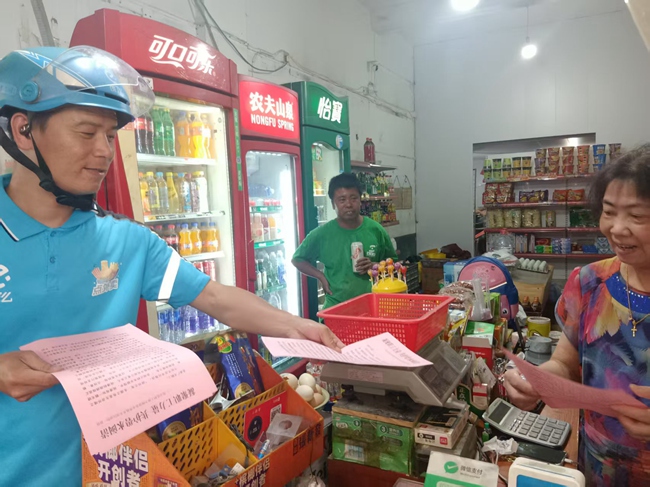 奔波的騎手們向居民發(fā)放倡議書。閩清縣委社會(huì)工作部供圖