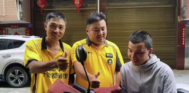 奔波的騎手們向居民發(fā)放倡議書。閩清縣委社會(huì)工作部供圖