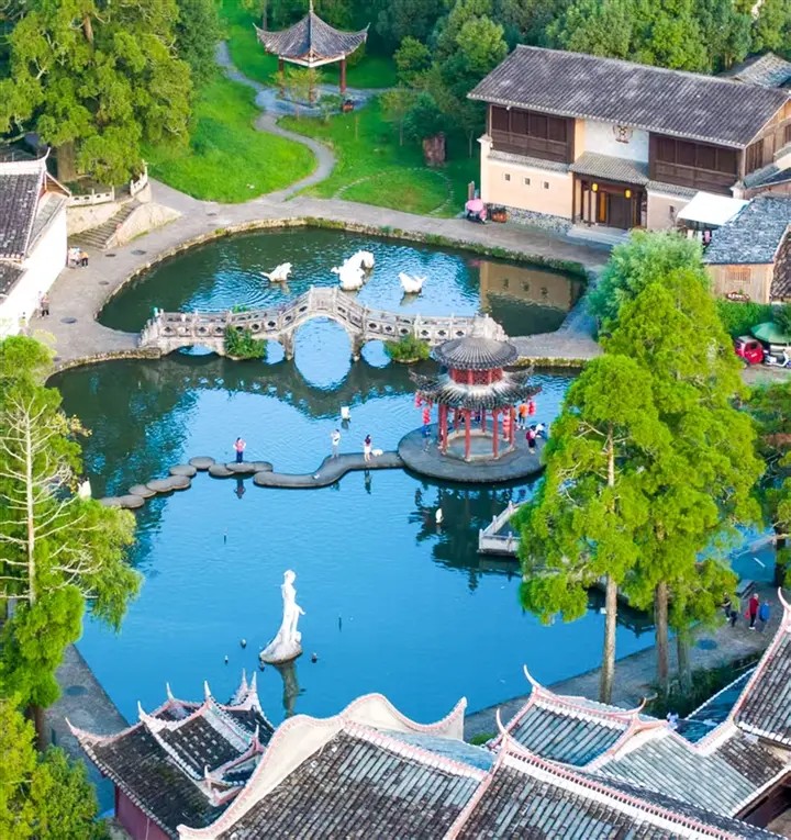 鯉魚(yú)溪景區(qū)，游客拍照留影，領(lǐng)略獨(dú)特人文景觀(guān)。