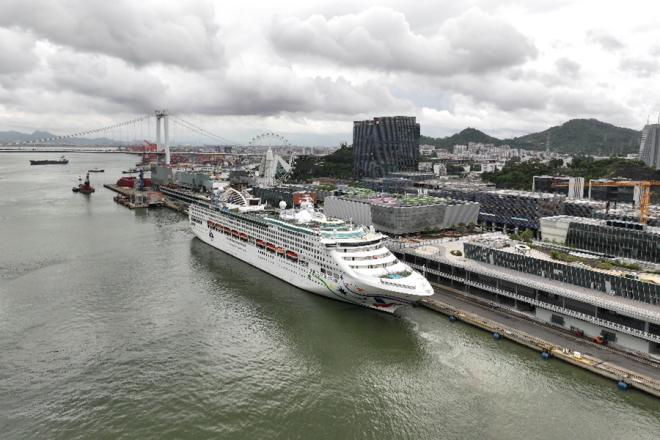 麗星郵輪“領(lǐng)航星”號靠泊廈門國際郵輪母港。薛江成攝