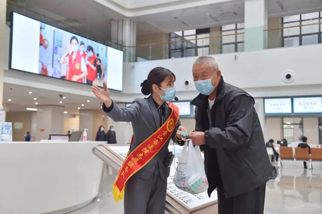 組織志愿者開展指引、導(dǎo)診等服務(wù)