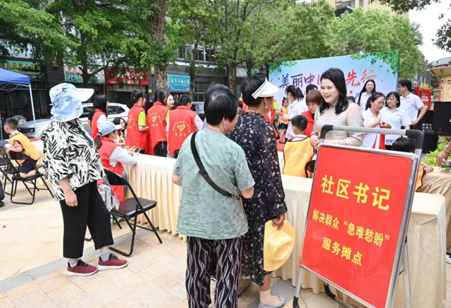 三福社區(qū)書記在解決群眾“急難愁盼”服務(wù)攤點(diǎn)接待群眾。龍山街道供圖