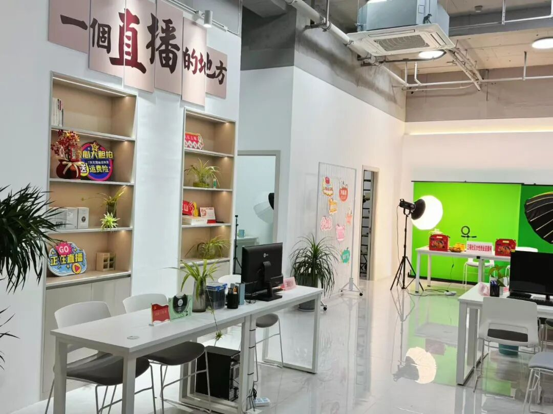 三福社區(qū)新媒體就業(yè)創(chuàng)業(yè)孵化服務中心。龍山街道供圖