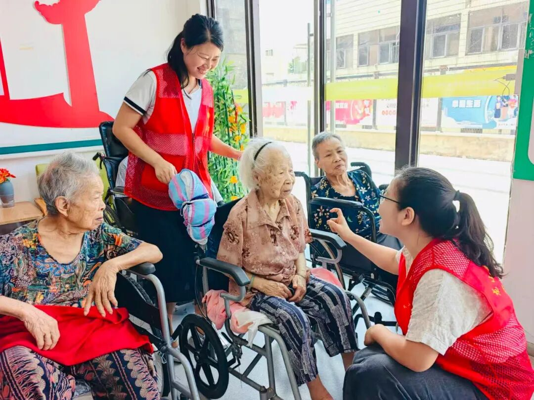 三福社區(qū)黨員到居家養(yǎng)老照料中心開展送關懷活動。龍山街道供圖
