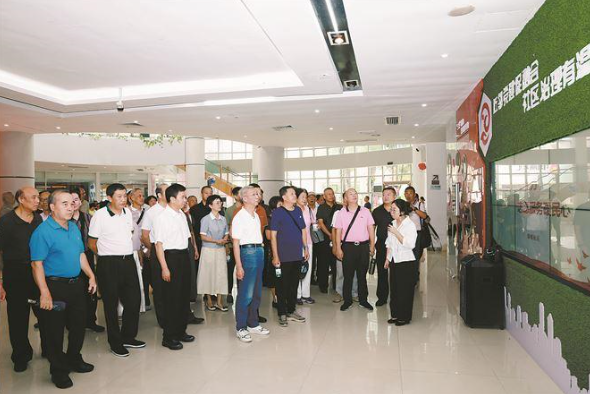 培訓(xùn)班的學(xué)員走進(jìn)集美區(qū)杏濱街道康城小區(qū)參觀學(xué)習(xí)。孫二偉攝