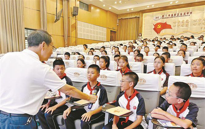 “鷺島銀領(lǐng)”宣講團(tuán)成員羅文明為青少年講述華僑抗日女英雄李林的故事。 受訪者供圖