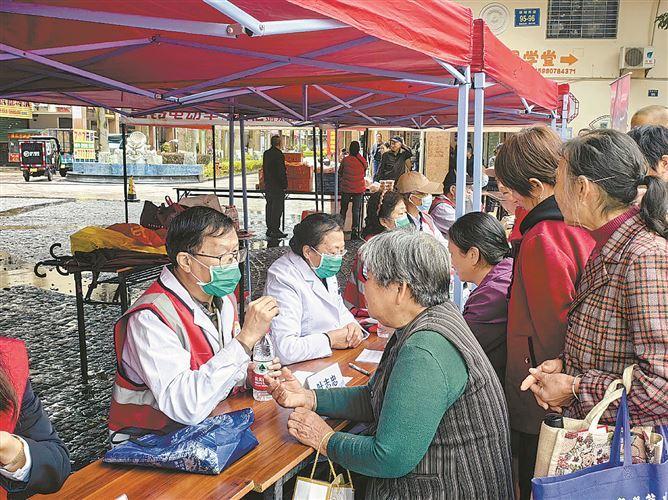 廈門大學(xué)附屬第一醫(yī)院老黨員天使志愿服務(wù)隊(duì)開(kāi)展健康義診志愿服務(wù)。呂暖攝