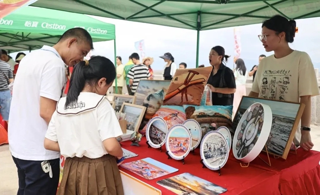 市民游客逛“村集”