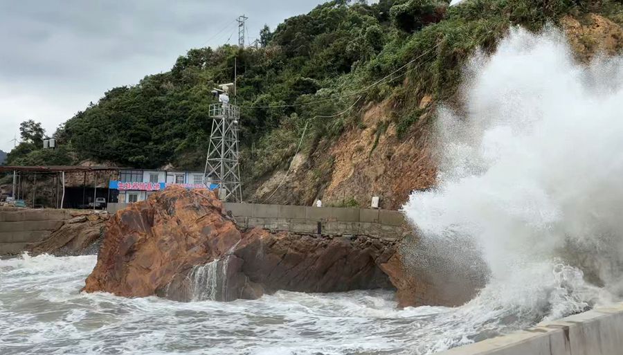 9月22日，臺風“樺加沙”給寧德市霞浦縣長春鎮(zhèn)高羅村亭下溪碼頭帶來明顯風浪。福建海事局供圖