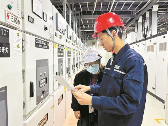 國網(wǎng)廈門供電公司為廈門天馬微電子有限公司創(chuàng)造更優(yōu)質(zhì)、更穩(wěn)定的用電環(huán)境。國網(wǎng)廈門供電公司供圖