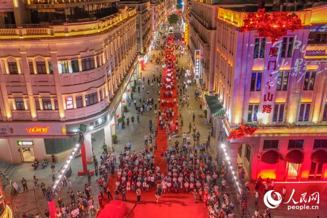 第二十一屆海峽兩岸中秋博餅狀元王中王大賽在廈門中山路拉開帷幕。人民網(wǎng)記者 陳博攝