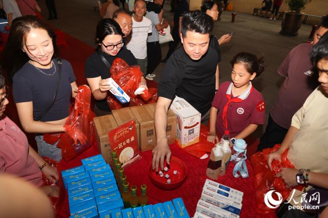 清脆的骰子聲與喝彩歡笑聲交織。人民網(wǎng)記者 陳博攝