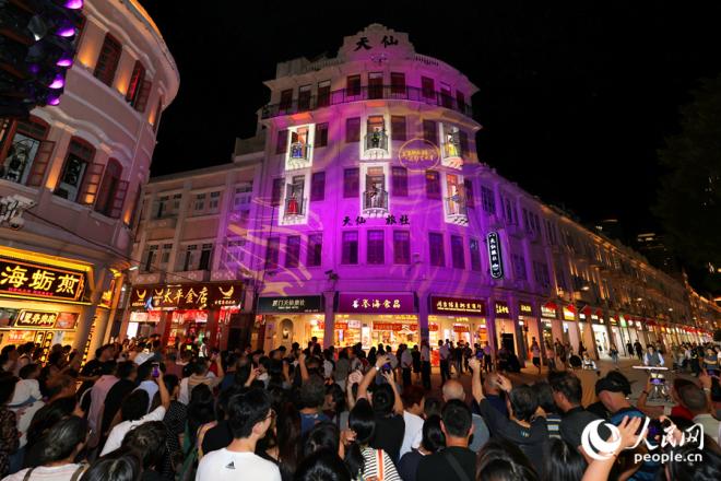 百年中山路騎樓在絢麗光影中，如夢似幻。人民網(wǎng)記者 陳博攝