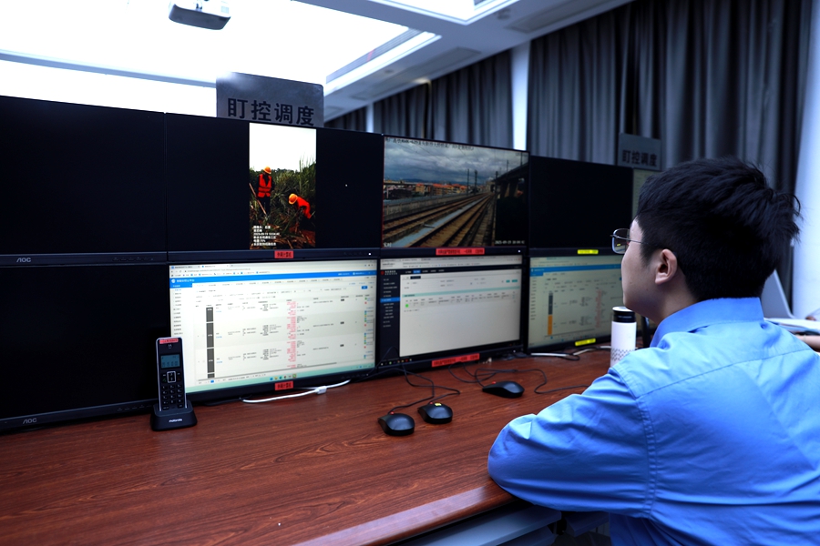 南昌通信段廈門北高鐵車間安排專人巡視防洪重點(diǎn)地段視頻圖像。孟穎攝