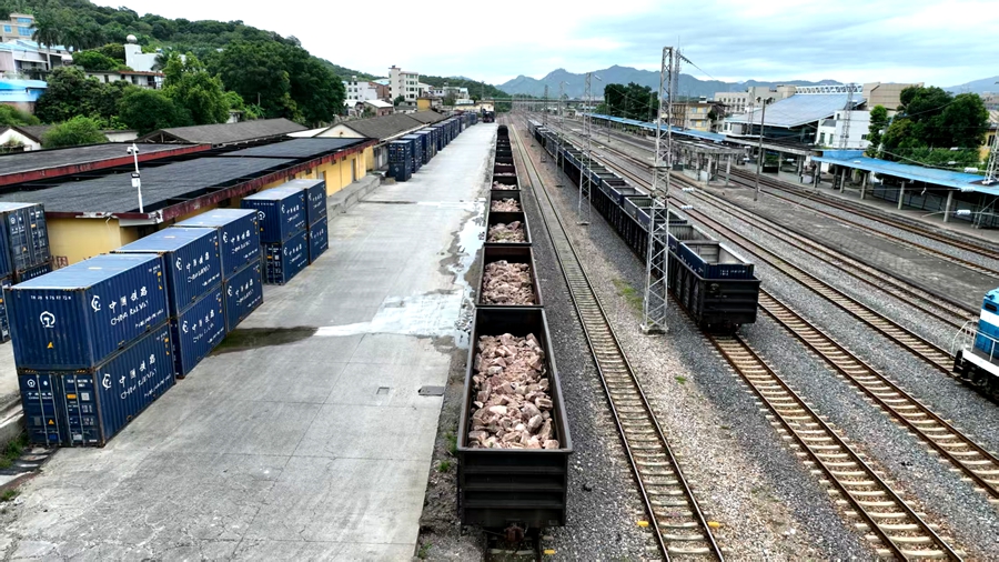 漳州東站一列片石車在車站待命。陳明攝