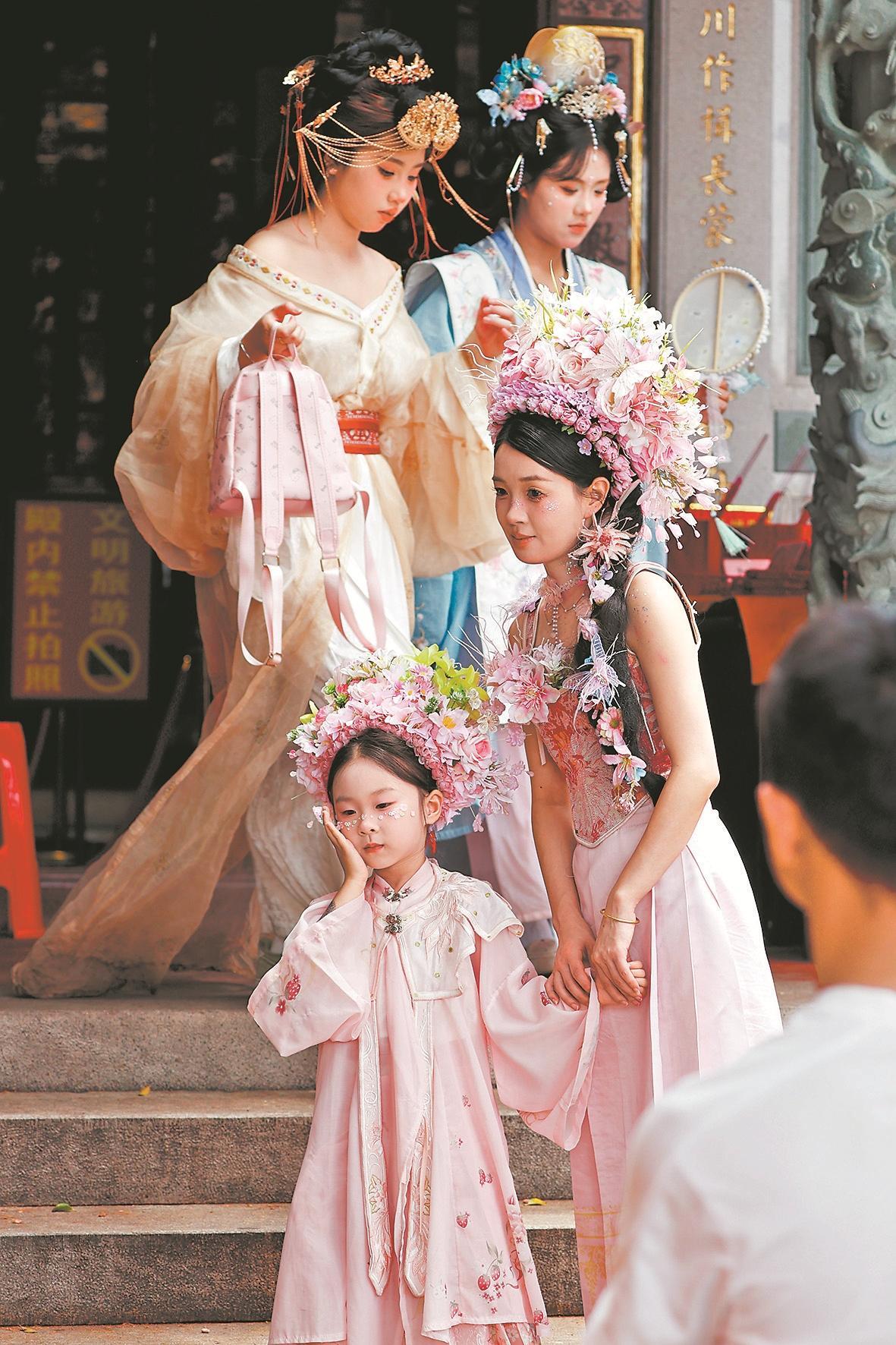 游客在泉拍攝簪花圍這一“頭上花園”的唯美瞬間。陳曉東攝