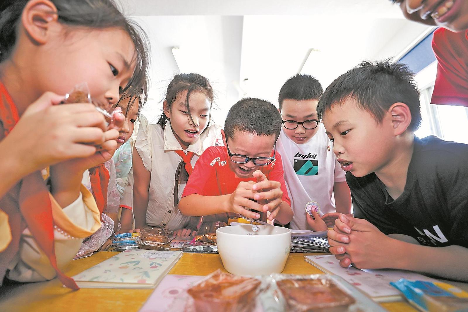 中秋“博餅”，小朋友體驗(yàn)傳統(tǒng)文化。林勁峰攝
