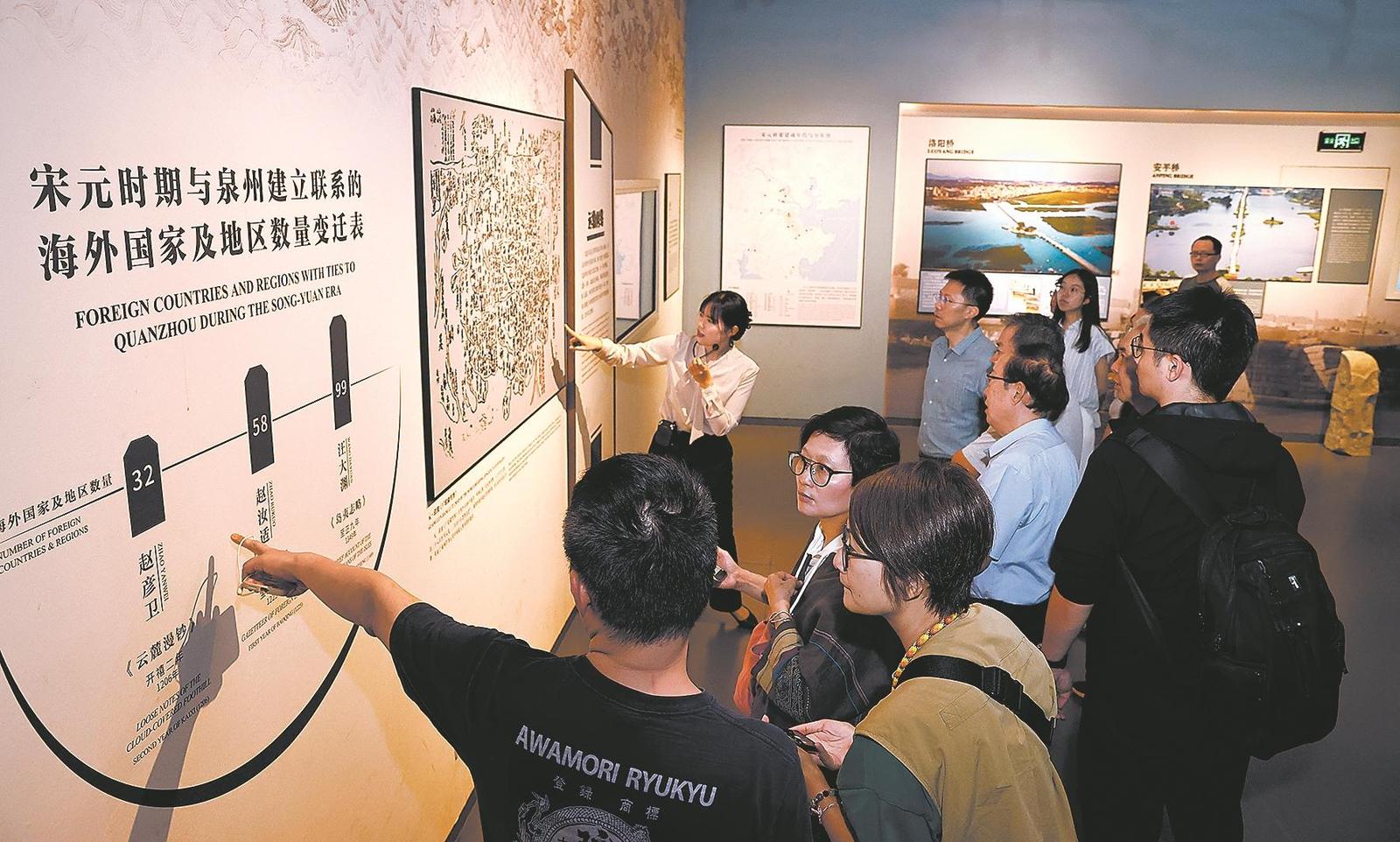 志愿者在泉州海外交通史博物館為游客講解。莊麗祥攝