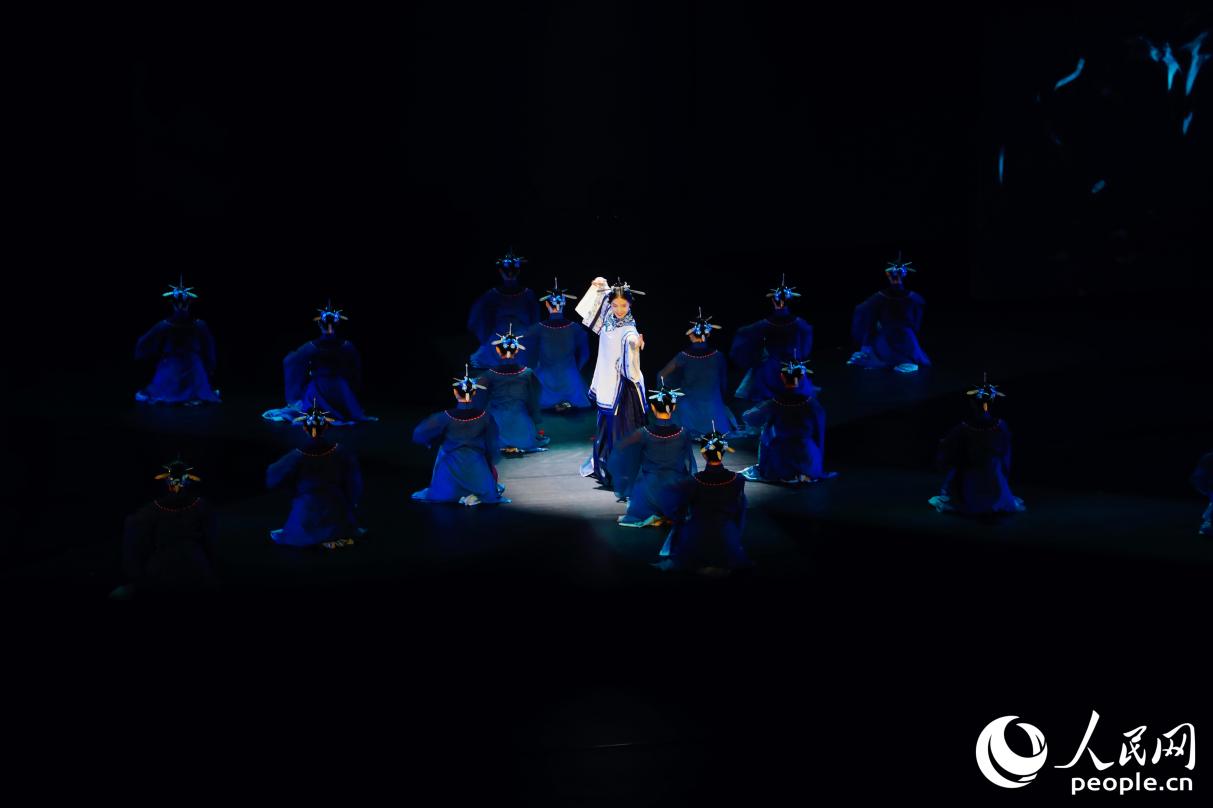 非遺舞蹈表演《三條簪》展現(xiàn)福州文化風(fēng)采。人民網(wǎng) 李唯一攝