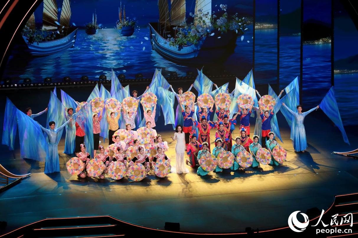 歌舞表演《絲路花開》，融合多國藝術(shù)風(fēng)格，呼應(yīng)絲路主題。人民網(wǎng) 李唯一攝