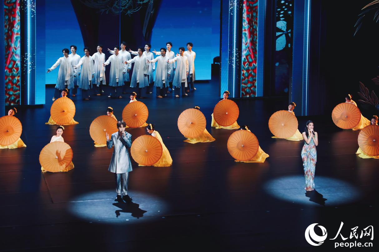 開場歌舞《?！非擅钊谌胲浤井?、脫胎漆器、連江剪紙等福州非遺與城市符號，向來賓展示“有福之地”的深厚文化底蘊。人民網(wǎng) 李唯一攝