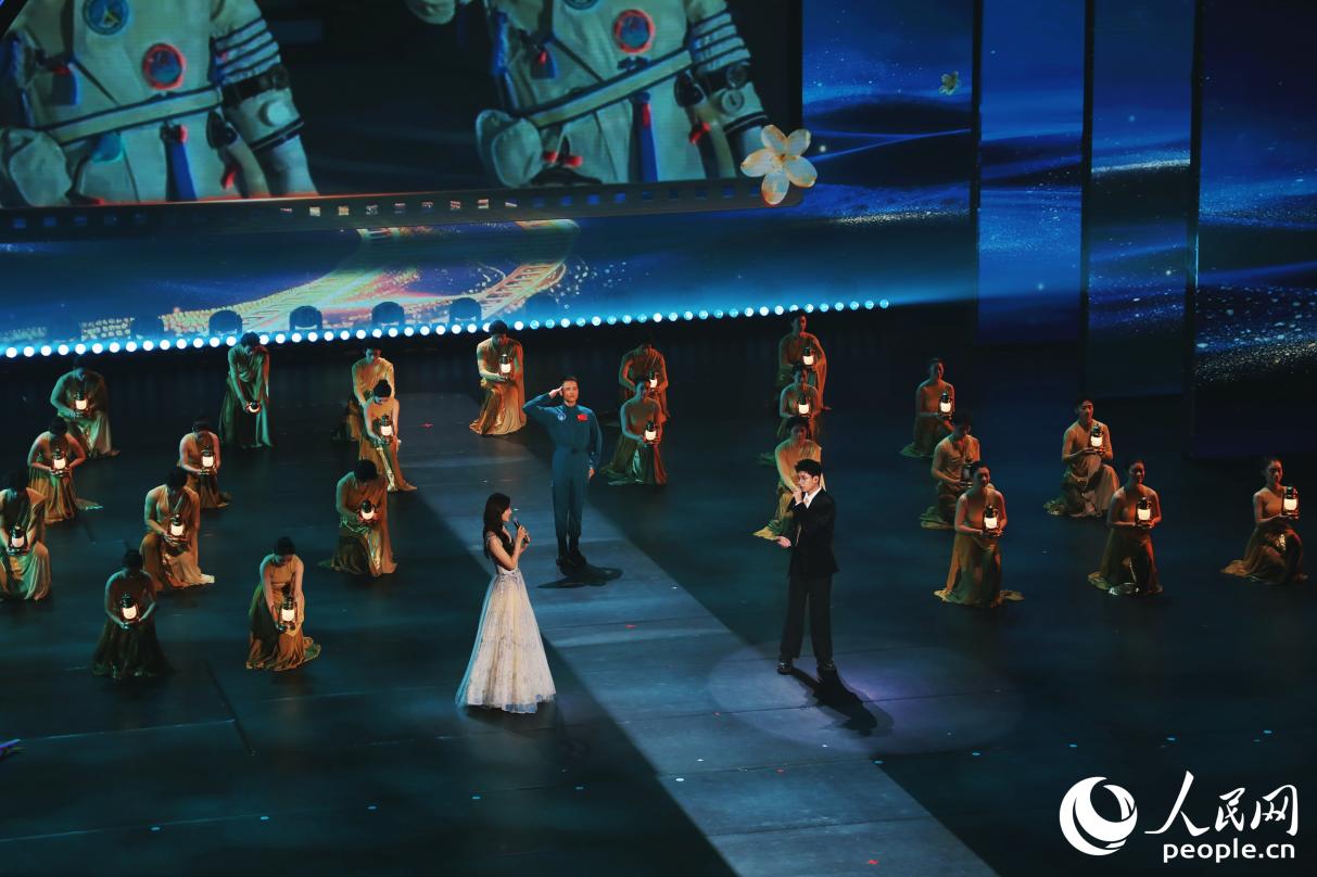 歌曲表演《光影的河》深情回顧跨越時空的電影力量。人民網(wǎng) 李唯一攝