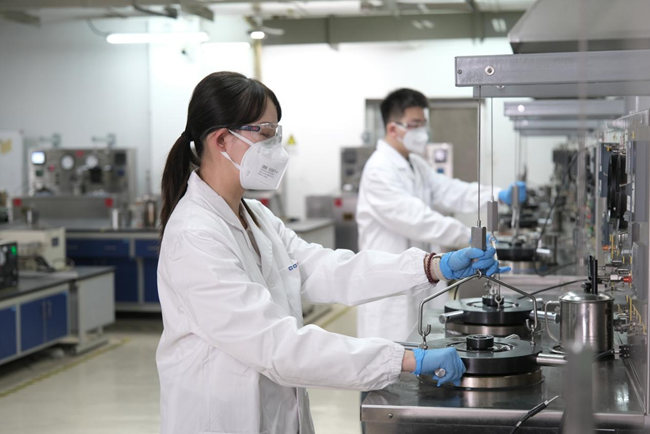 “海恒”研發(fā)人員正在進行固井水泥漿稠化性能實驗