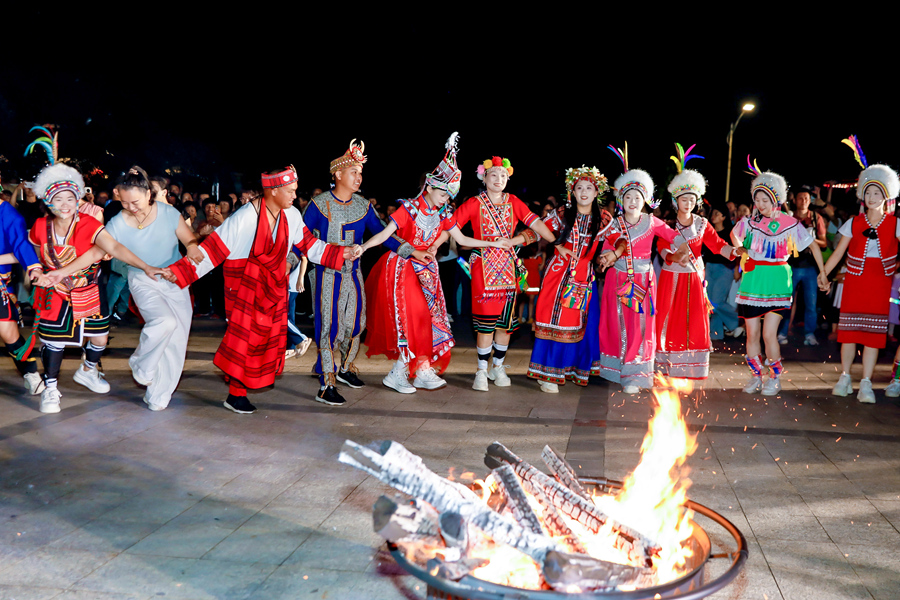 各民族圍著篝火跳起了拉手舞。華安縣融媒體中心供圖