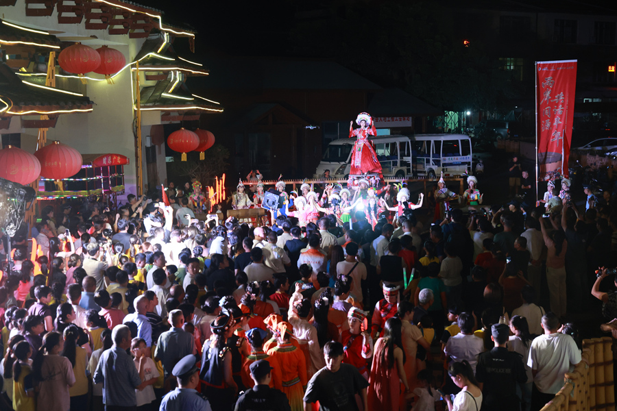 民族風情秀巡游演出吸引兩岸同胞駐足觀看。華安縣融媒體中心供圖