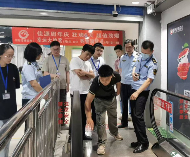 黨員骨干帶領(lǐng)青年干部到商超開展電梯日常巡查。福清市市場監(jiān)管局供圖