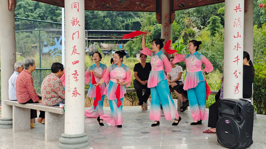 南靖縣和溪鎮(zhèn)雨林曲宣講隊向群眾宣傳黨的政策。南靖縣融媒體中心供圖